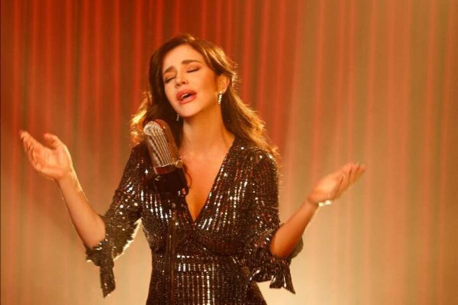 Flora Martínez aseguró: “Desde que tengo uso de razón, me la paso con un cuaderno siempre escribiendo a veces frases cortas, a veces poemas y también letras. Muchas ya tienen música, pero todavía permanecen esperando a ser grabadas”