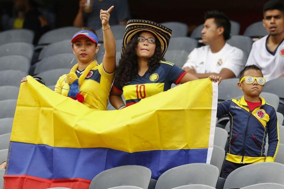Los fanáticos que están presentes en el partido de Colombia y Chile fueron evacuados de la tribuna. Foto: EFE