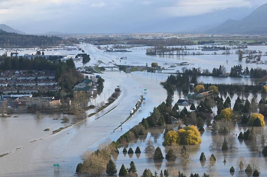 Esta imagen aérea tomada y publicada el 16 de noviembre por la ciudad de Abbotsford a través de Twitter muestra inundaciones en la pradera de Sumas en Abbotsford, Canadá.