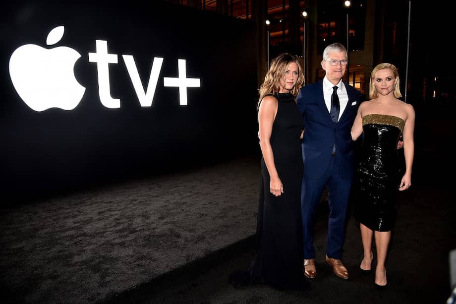 Jennifer Aniston, Tim Cook, CEO de Apple; y Reese Witherspoon. / AFP