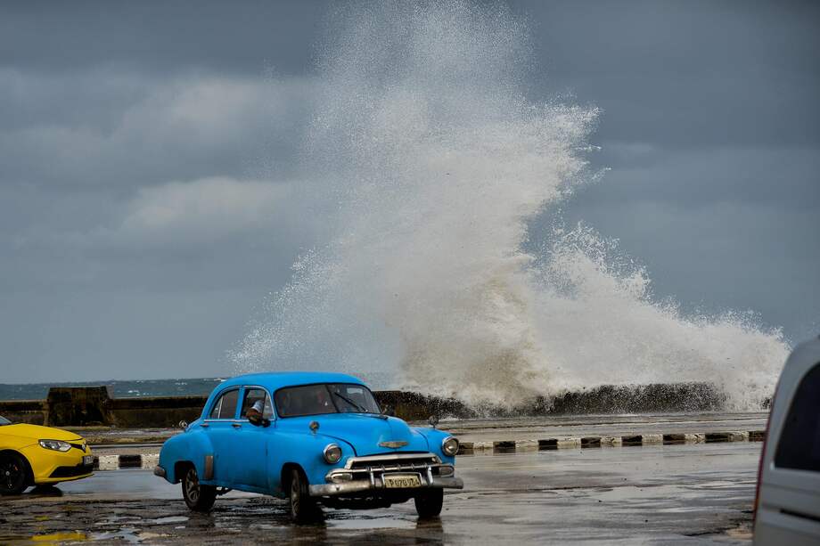 El malecón en La Habana durante el paso de Eta.