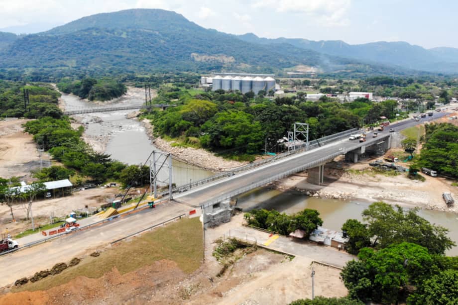 Puente sobre el río Charte que comunica a Aguazul con Yopal.