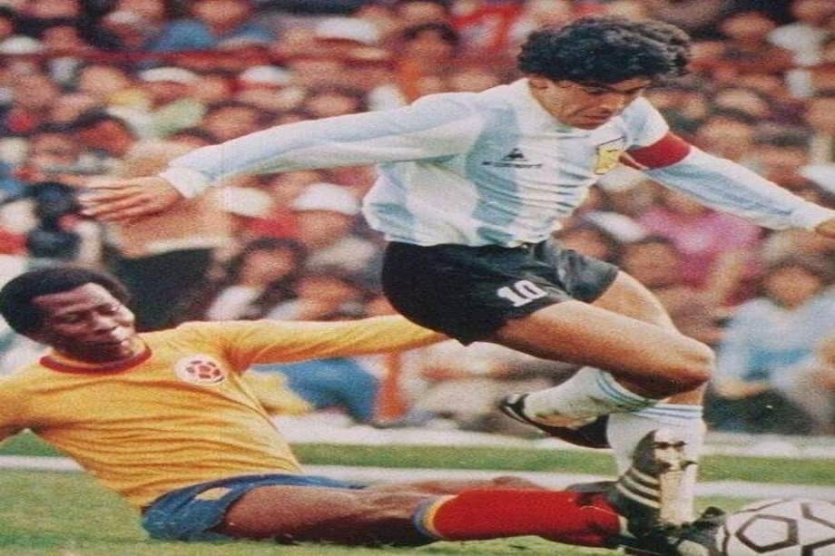 Wilson Américo Quiñones marcando a Diego Armando Maradona.
