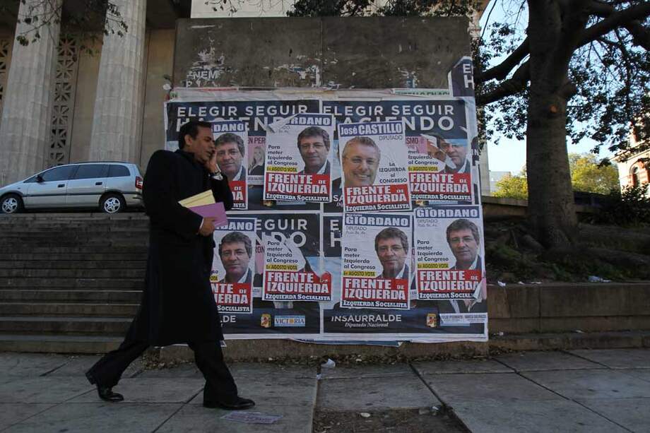 Carteles electorales inundan las calles de Buenos Aires. / EFE