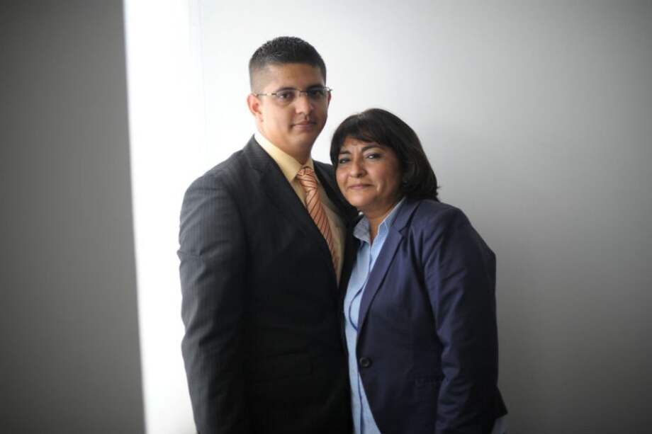 Pedro Nel Jiménez Sánchez, el hijo menor del asesinado líder del UP; junto a su madre, Ofelia Sánchez. / Foto: Cristian Garavito.