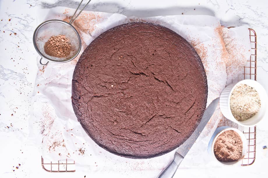 Sirve esta torta de brownie saludable con leche de almendras o coco.