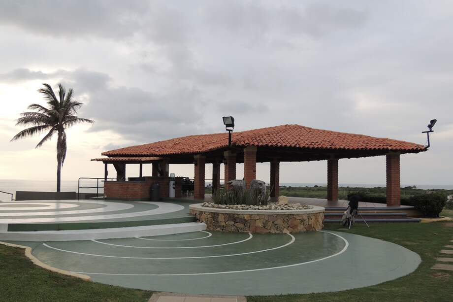 Dos mujeres y un hombre fueron encontrados teniendo sexo en los baños del Country Club, en Sabanilla (Barranquilla).