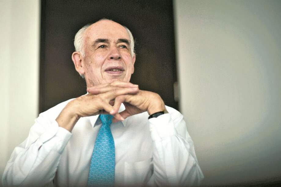 Las obras de arte que adornan los espacios de la oficina de don José Alejandro reflejan la pasión de esa faceta oculta que no pudo desarrollar: ser artista. / Ándrés Torres - El Espectador