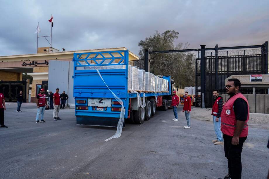 Camiones con ayuda humanitaria avanzan hacia el cruce fronterizo de Rafah, entre Egipto y la Franja de Gaza, en Rafah, Sinaí del Norte, Egipto, en octubre de 2025.