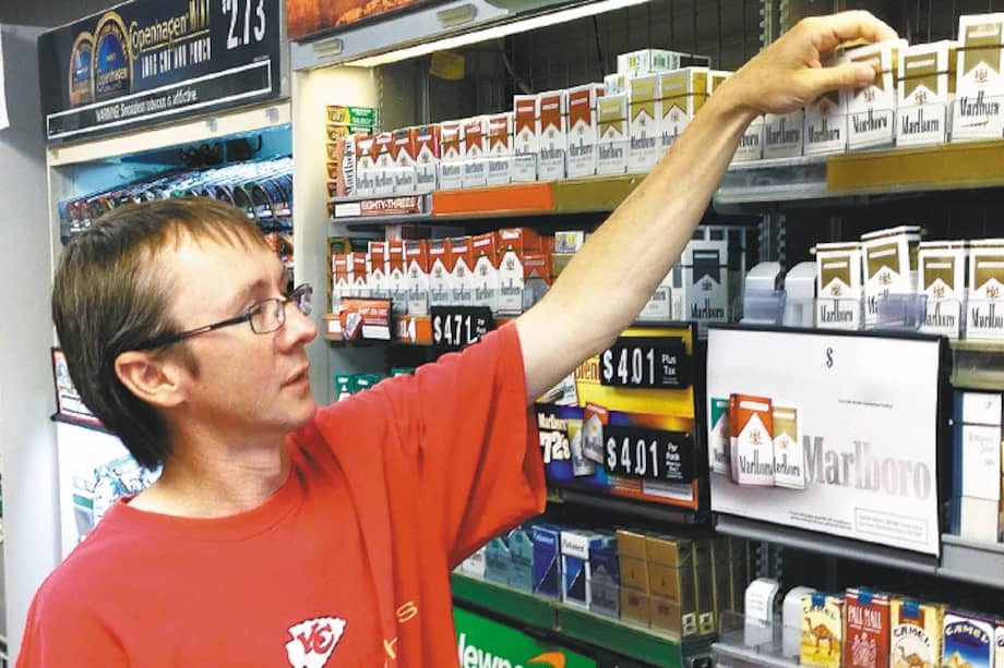 Exponer cajetillas en avisos luminosos es considerada una campaña de publicidad para capturar consumidores. / AP.