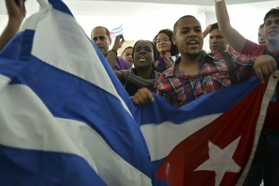 Cubanos oficialistas se manifestaron durante uno de los foros de la Cumbre. / AFP