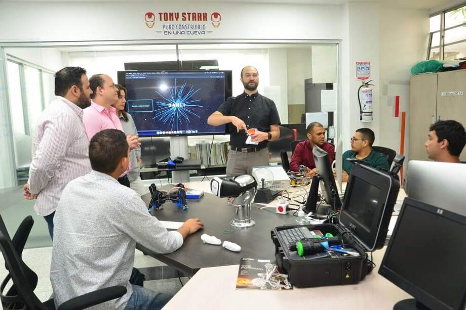 Parte del equipo de cocreación de Sahli, de pie (izq. a der.): Reynaldo Villarreal, director del laboratorio de Prototipado de MacondoLab; Jorge Martínez, gerente de la Clínica Oftalmológica del Caribe (Cofca); Hildegard Piñeros y Santiago Morales, retinólogos de Cofca. / Moisés Carrillo / Unisimón