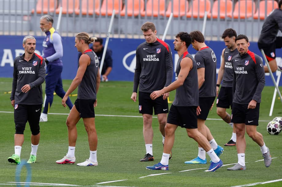 Los jugadores del Atlético de Madrid: Antoine Griezmann, Marcos Llorente, Alexander Sorloth, Marc Pubill y Clément Lenglet, durante el entrenamiento este martes en la Ciudad Deportiva Atlético de Madrid en Majadahonda, previo al partido de Liga de Campeones frente al Barcelona.