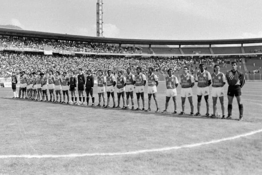 Actos protocolarios antes del histórico triunfo 7-3 de Santa Fe, el 23 de febrero de 1992. Ese día debutó el árbitro Óscar Julián Ruiz. / Archivo-El Espectador