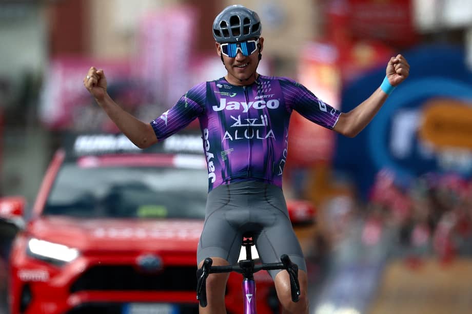 El australiano Luke Plapp celebra su victoria en la llegada de la etapa 8 del Giro de Italia 2025.