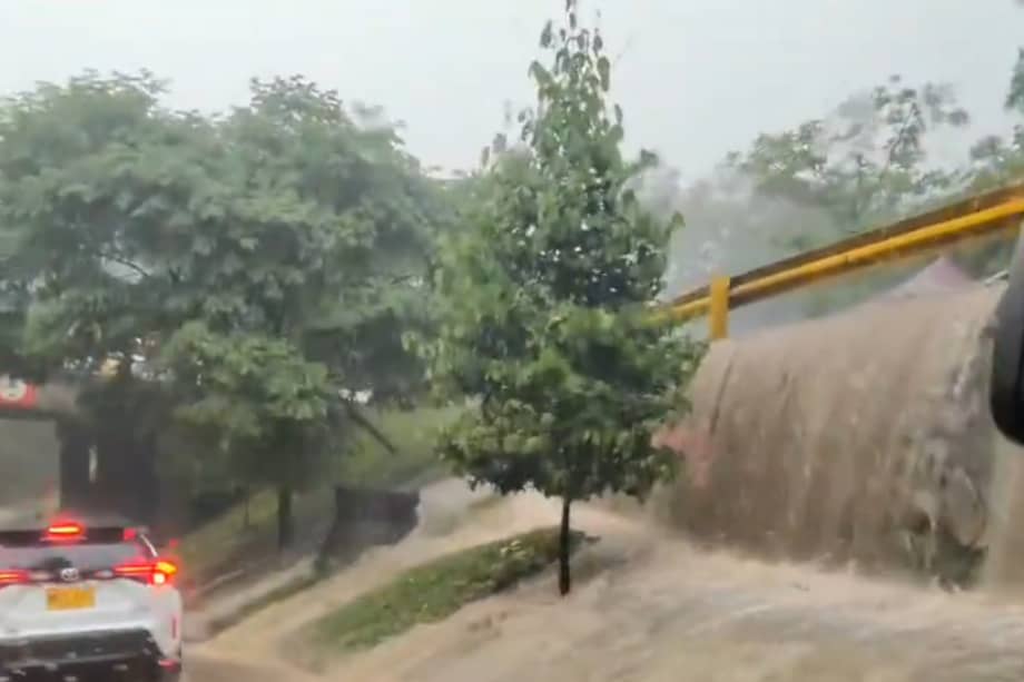 En la avenida El Poblado hubo problemas en la movilidad por inundaciones.