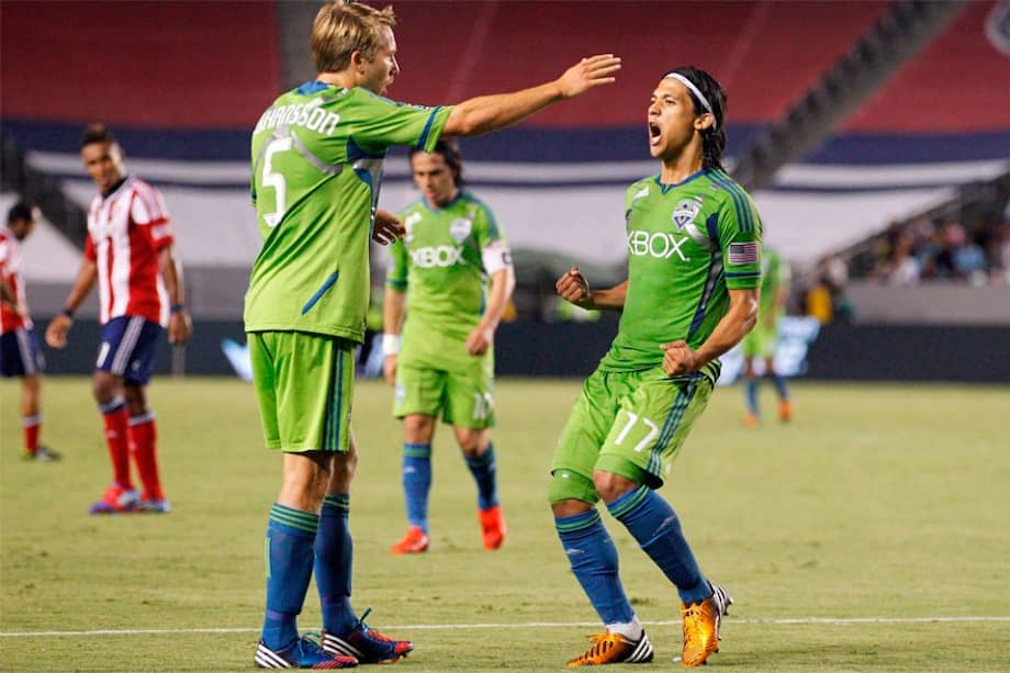 El colombiano Montero, felicitado por sus compañeros tras anotar un gol / AFP