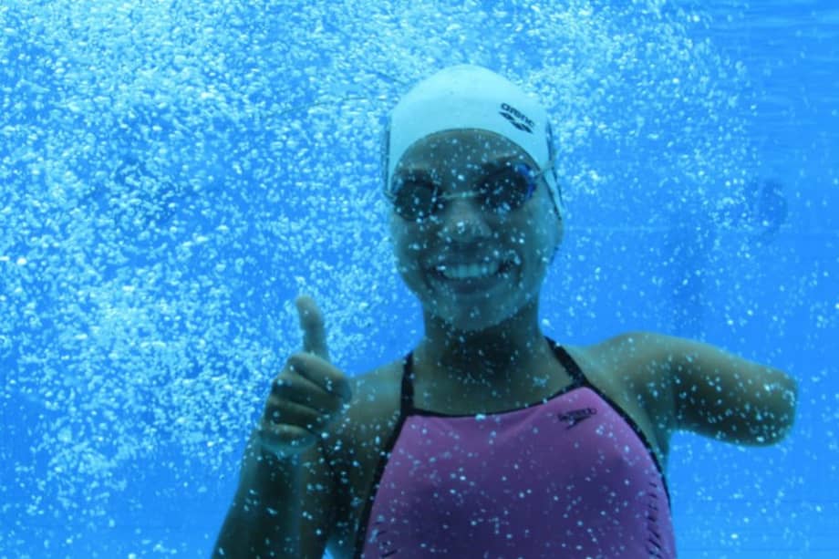 Laura practica su nado libre, como lo hace diariamente, en la piscina olímpica César Zapata, del complejo deportivo Atanasio Girardot, en Medellín.