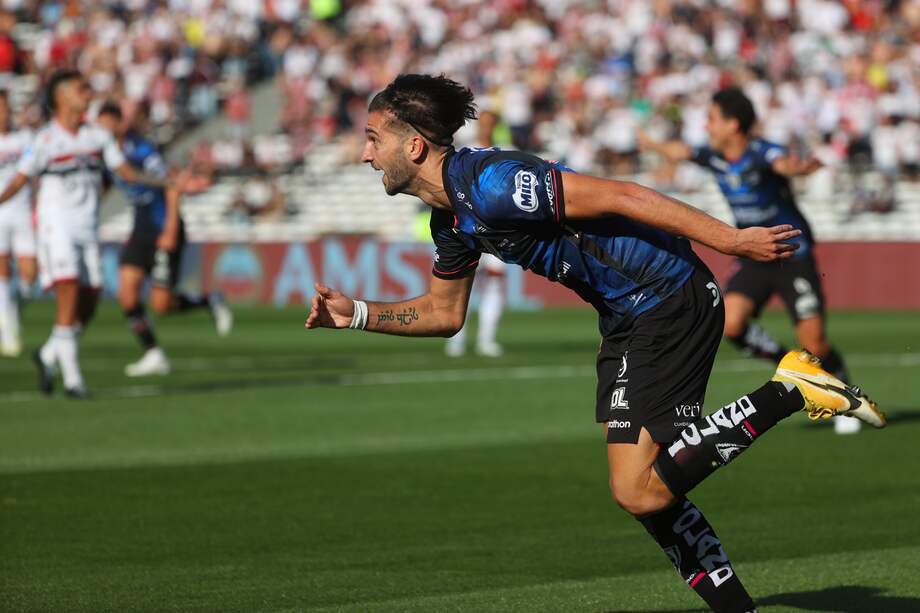 Lautaro Díaz de Independiente del Valle celebra un gol, en la final de la Copa Sudamericana entre Sao Paulo e Independiente del Valle en el estadio Mario Alberto Kempes en Córdoba (Argentina). EFE/Juan Ignacio Roncoroni