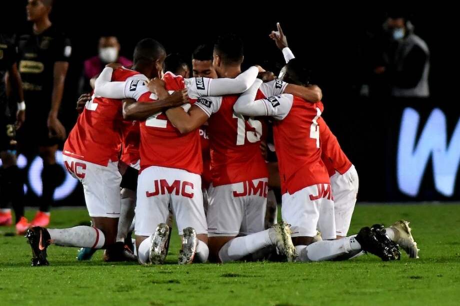 Los jugadores celebran el gol definitivo que les dio la victoria por 2-0.