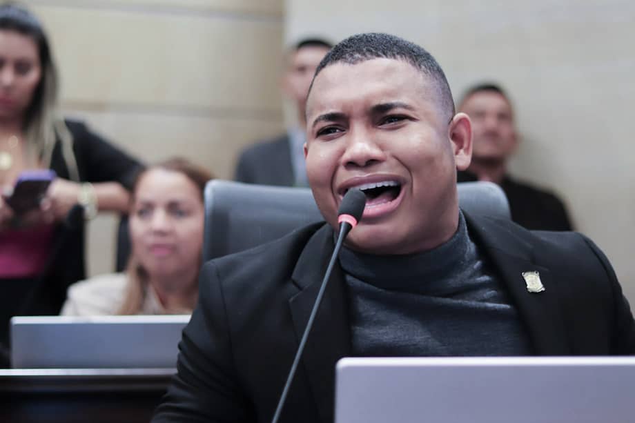 BOG400 BOGOTÁ (COLOMBIA), 18/11/2024.- Fotografía cedida por Juan Camilo Díaz / Cámara de Representantes, que muestra al congresista Miguel Polo Polo mientras habla durante una sesión en el Congreso el 13 de noviembre de 2024 en Bogotá (Colombia). La Asociación de las Madres Víctimas de los Falsos Positivos (Mafapo) y el senador Iván Cepeda, junto a otros congresistas, radicaron este lunes en la Corte Suprema de Justicia de Colombia una denuncia contra el representante a la Cámara Miguel Polo Polo por destruir un homenaje artístico a las víctimas de ejecuciones extrajudiciales. EFE/Juan Camilo Díaz / Cámara de Representantes /SOLO USO EDITORIAL NO VENTAS/ SOLO DISPONIBLE PARA ILUSTRAR LA NOTICIA QUE ACOMPAÑA (CRÉDITO OBLIGATORIO)