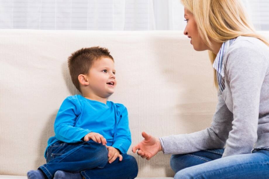 Madre hablándole a su hijo