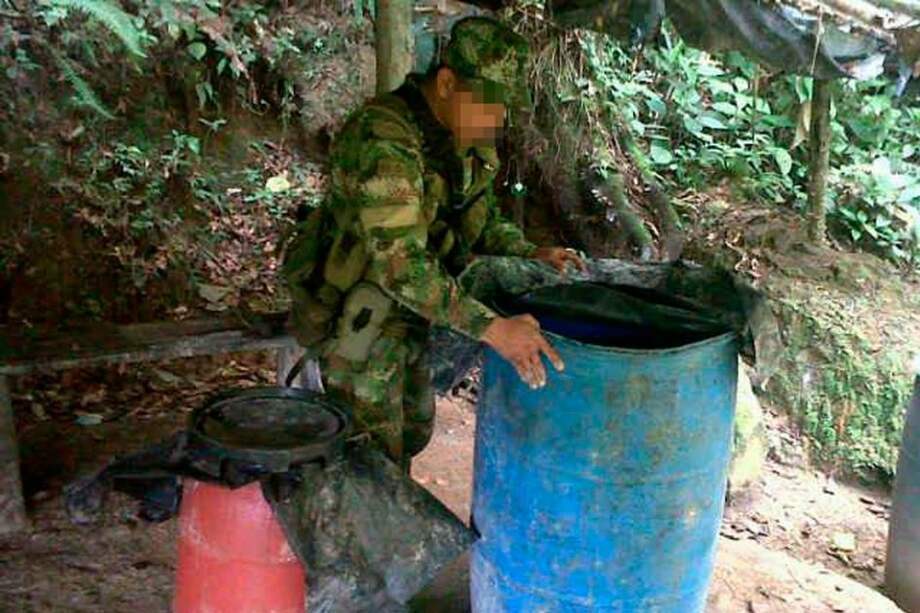 Un soldado destruye el contenido de una caneca. / Cortesía