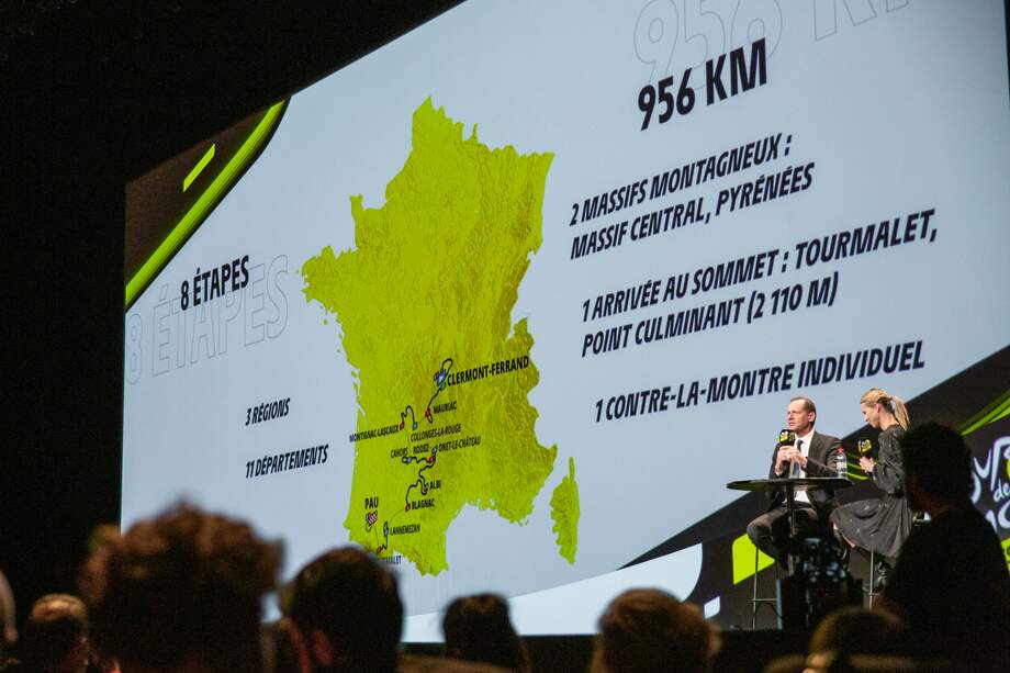PARÍS (FRANCIA), 27/10/2022.- Vista de la ruta de la próxima edición del Tour de Francia, durante la presentación de la cita deportiva, este jueves, en París. EFE/ Valentina Camu