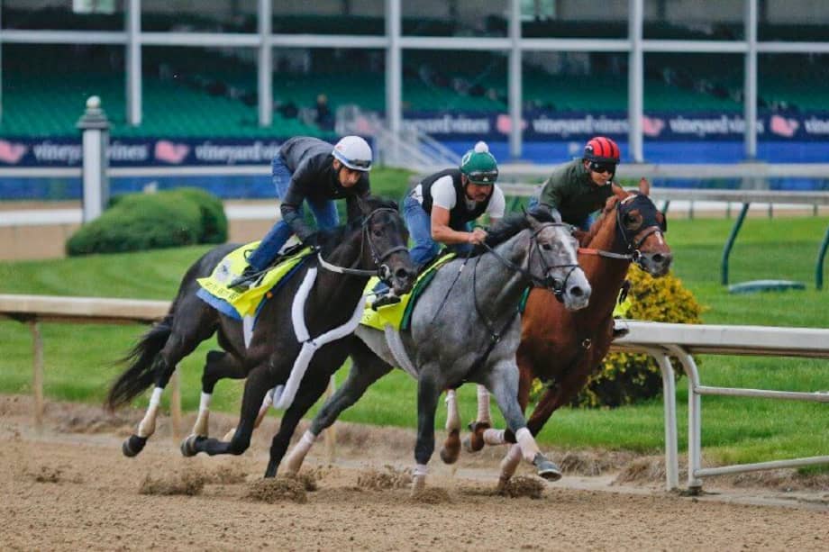 El caleño Julián Pimentel, de 38 años (izq.), conduce a Win Win Win en el entrenamiento de esta semana en el Louisville, Kentucky. Se le vio mejor que el tordillo Tacytus, uno de los favoritos y Country House. / Reuters