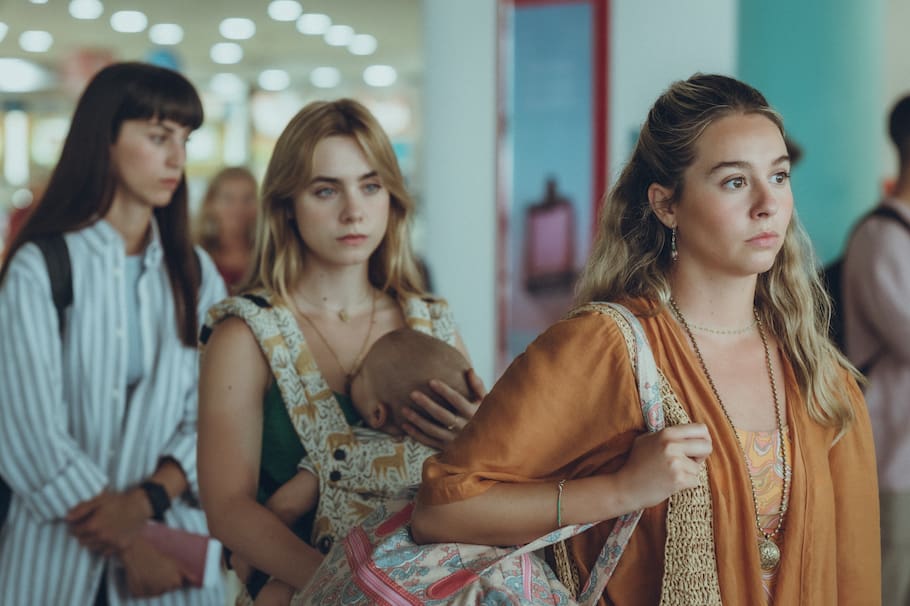 THAT NIGHT. Claudia Salas as Paula, Clara Galle as Elena, Paula Usero as Cris in THAT NIGHT. Cr. Pablo Ricciardulli/Netflix © 2025