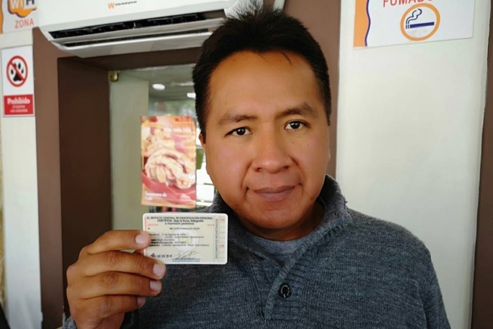 Fotografía cedida por el "youtuber" Milton Paniagua en la que muestra su documento de identidad con su actual ocupación. / EFE