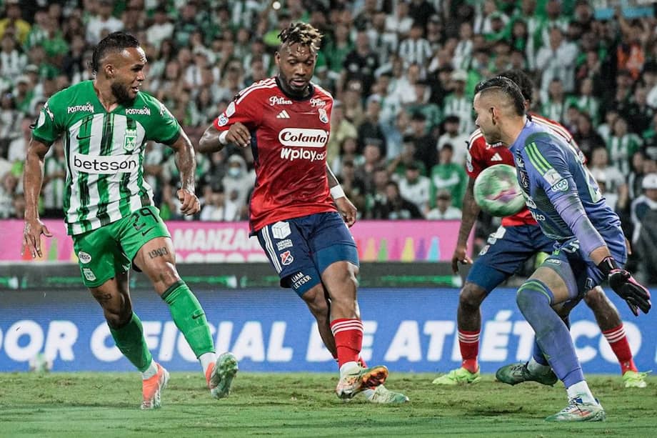 Andrés Sarmiento (izq.) anotó para Atlético Nacional ante Independiente Medellín.