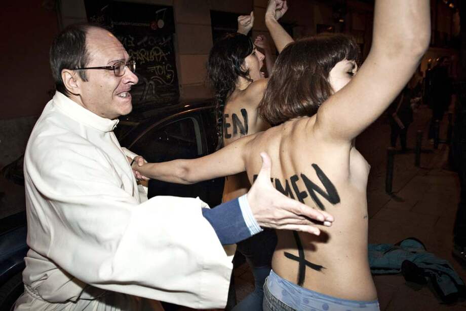 Activistas de Femen gritan consignas proaborto durante una manifestación en contra del arzobispo de Madrid, cardenal Antonio María Rouco Varela. / EFE