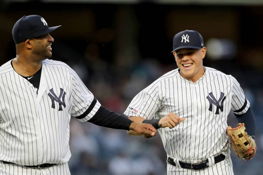Gio Urshela (der.) colombiano de los Yankees de Nueva York. / AFP