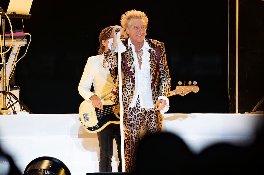 AME8141. SANTO DOMINGO (REPÚBLICA DOMINICANA), 14/10/2025.- Fotografía cedida por la productora SD Concerts que muestra al cantante y compositor británico Sir Rod Stewart durante un concierto este martes, en el Estadio de Sóftbol del Centro Olímpico de Santo Domingo, como parte de la gira 'One Last Time', en Santo Domingo (República Dominicana). EFE/ SD Concerts /SOLO USO EDITORIAL/ NO VENTAS/ SOLO DISPONIBLE PARA ILUSTRAR LA NOTICIA QUE ACOMPAÑA (CRÉDITO OBLIGATORIO)