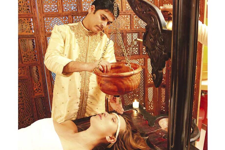 Masaje shirodharma, focalizado en la cabeza, para tratar enfermedades como la migraña y el párkinson. / Cortesía Naturveda