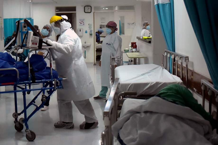 Paramedics of the Colombian Health Secretariat transfer a patient suspected of being infected with the new coronavirus into the San Blas Hospital, in Bogota, on July 2, 2020. (Photo by Raul ARBOLEDA / AFP)