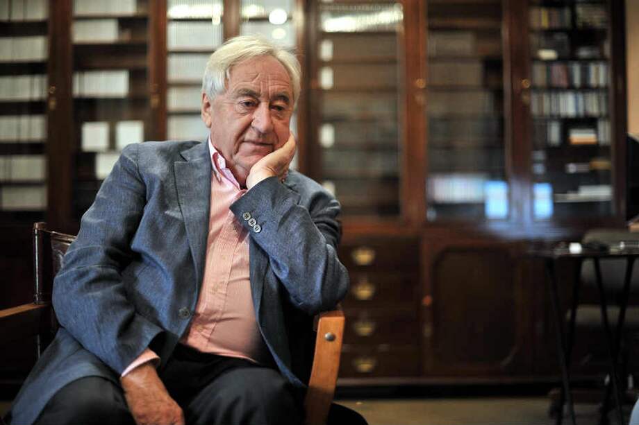 El escritor Cees Nooteboom en las instalaciones de la Casa de Poesía Silva. / Luis Ángel