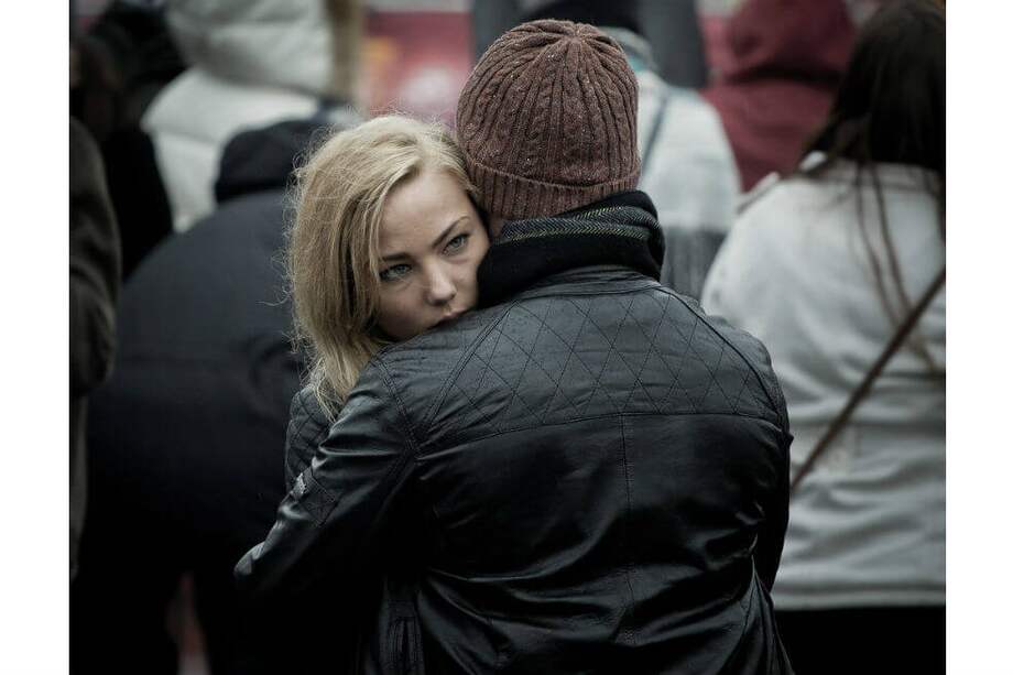 Tal como explica el “Diccionario panhispánico de dudas”, la preposición que acompaña al verbo “desconfiar” para introducir la persona o cosa por la que no se siente confianza es “de” y no “en”. / Cortesía