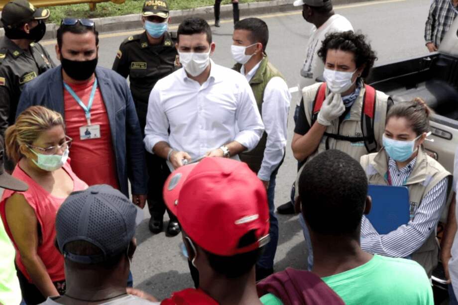 Esteban Restrepo, secretario de Gobierno, llegó a la zona para atender el llamado. / @AlcaldiadeMed