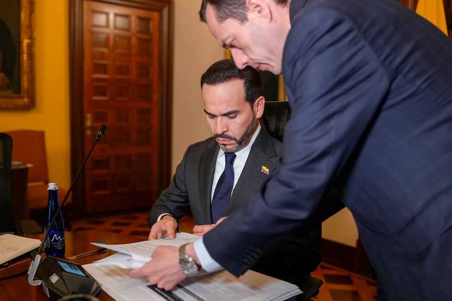 Presidente Abelardo de la Espriella firmando decretos.