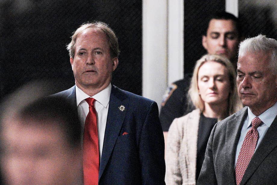 El fiscal general de Texas, Ken Paxton (2-i), llega al juicio penal del expresidente de Estados Unidos Donald Trump en la Corte Suprema del Estado de Nueva York, en Nueva York, Estados Unidos, el 30 de abril de 2024.