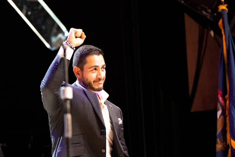 Abdul El-Sayed, candidato demócrata al Senado por Míchigan, habla ante sus seguidores durante la noche electoral de las primarias en Detroit, EE. UU.