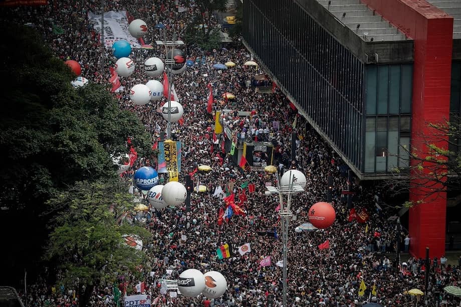 Manifestantes se toman este miércoles la avenida Paulista en Sao Paulo (Brasil) para protestar contra los recortes en la educación pública anunciados por el presidente, Jair Bolsonaro. / EFE