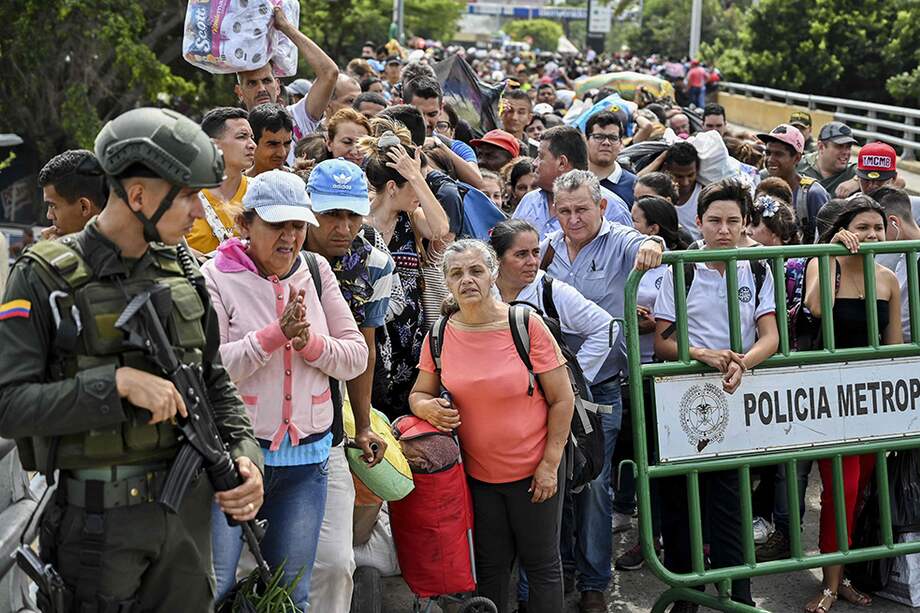 El segundo punto, cerrar los pasos fronterizos terrestres y fluviales desde las 0:00 horas del 21, hasta las 0:00 horas del 22. / AFP