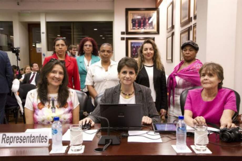 María Victoria Fallon (centro), en una audiencia ante la Corte Interamericana, por las violaciones a derechos humanos durante la Operación Orión. / Corte Interamericana.