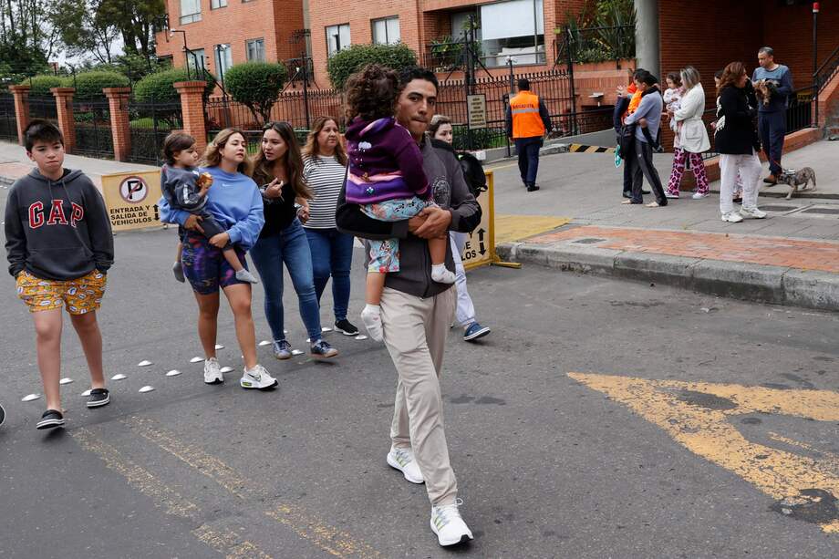 Imágenes durante la evacuación de varios edificios en Bogotá tras el sismo que se presentó este domingo.