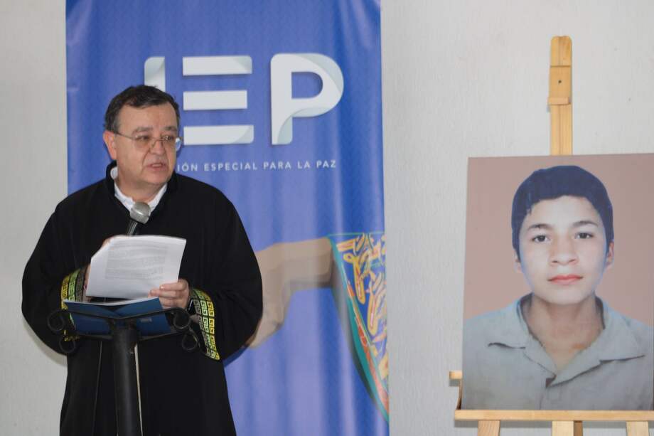 El presidente de la JEP, Alejandro Ramelli, estuvo en la entrega digna de los restos del joven Cristian Andrés López Gómez, víctima de una ejecución extrajudicial perpetrada en 2008.