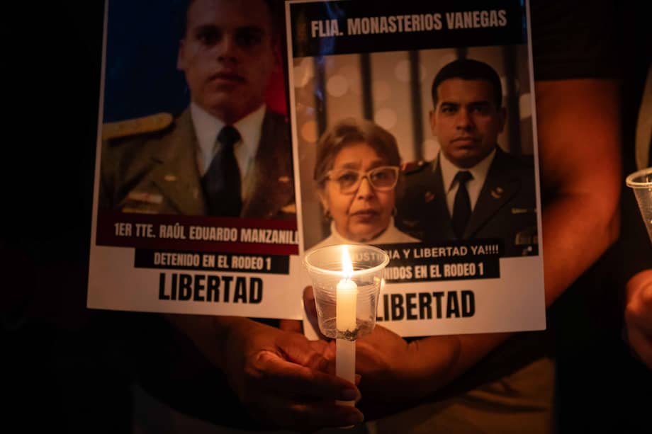 Personas participan en una vigilia frente al centro penitenciario Rodeo I este viernes, en Zamora estado de Miranda (Venezuela).
