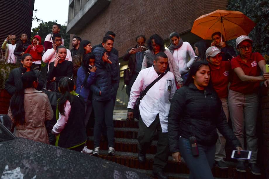 La Fiscalía envió una unidad del CTI al centro comercial Andino para que apoyaran a los policías del Comando Metropolitano de Bogotá y del Cuerpo de Bomberos. / AFP